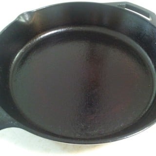 Clean cast iron pan