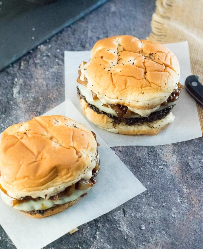 Hamburger gourmet con salsa di hamburger