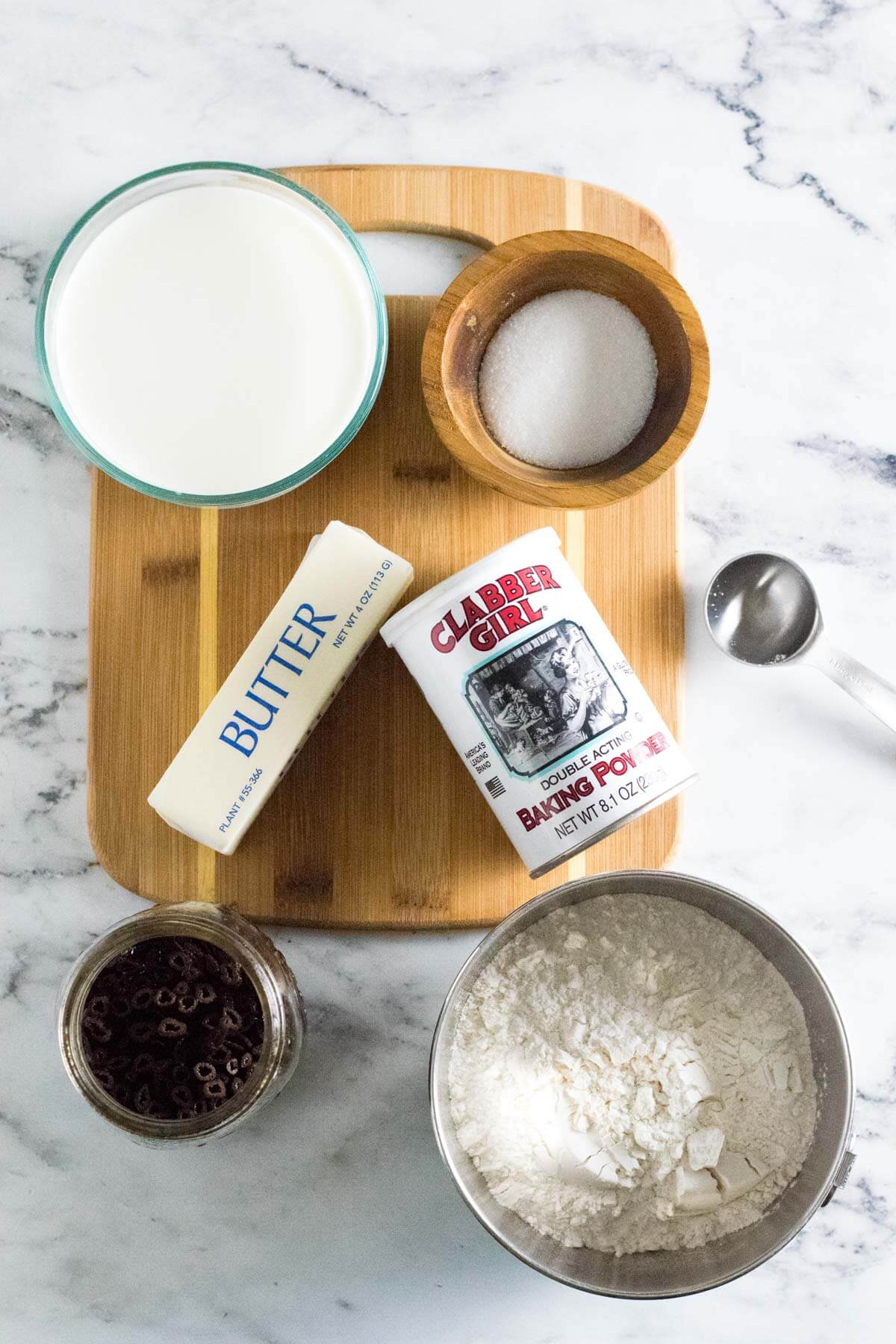 Ingredients for pancakes without eggs shown from above.