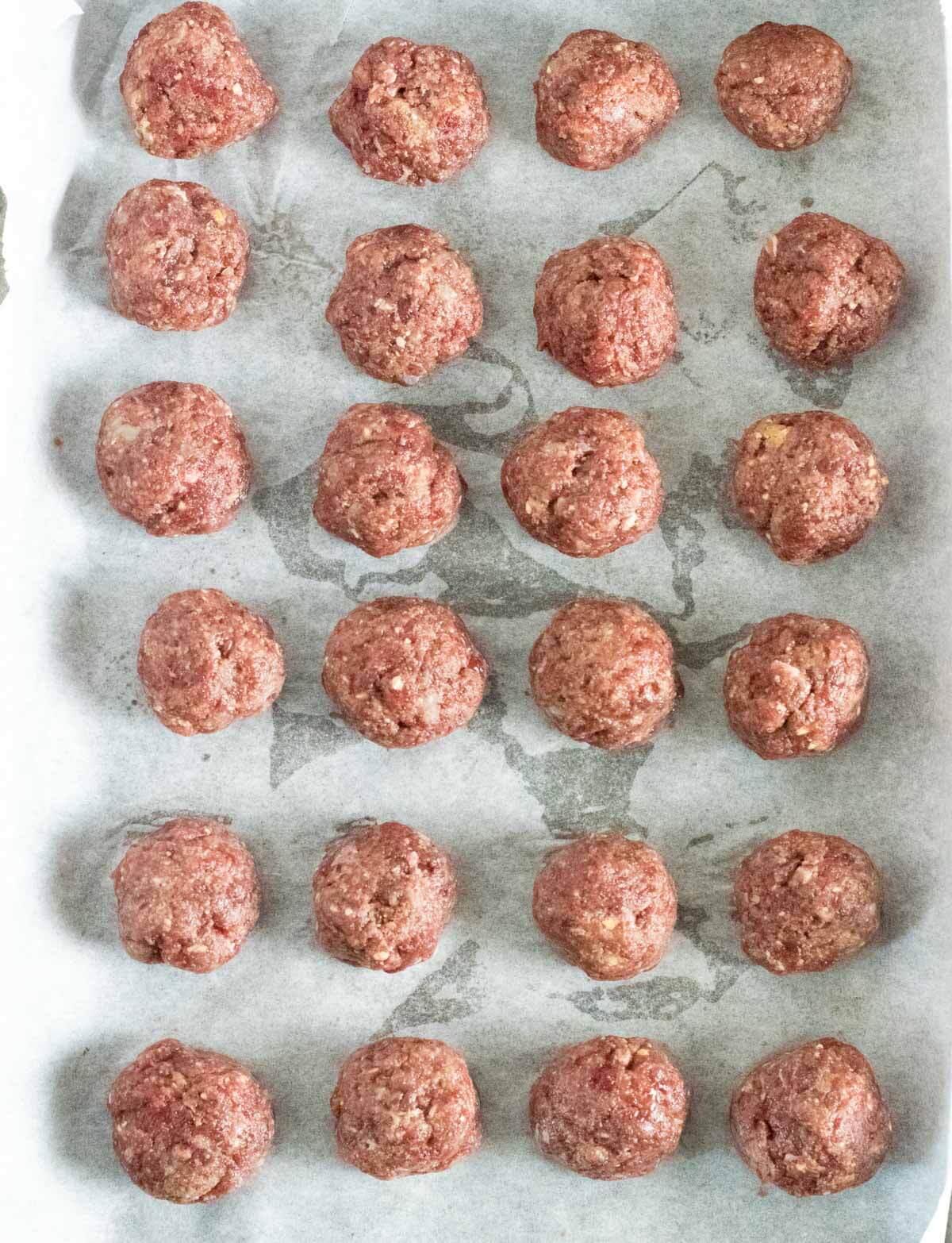 Forming raw breakfast meatballs.