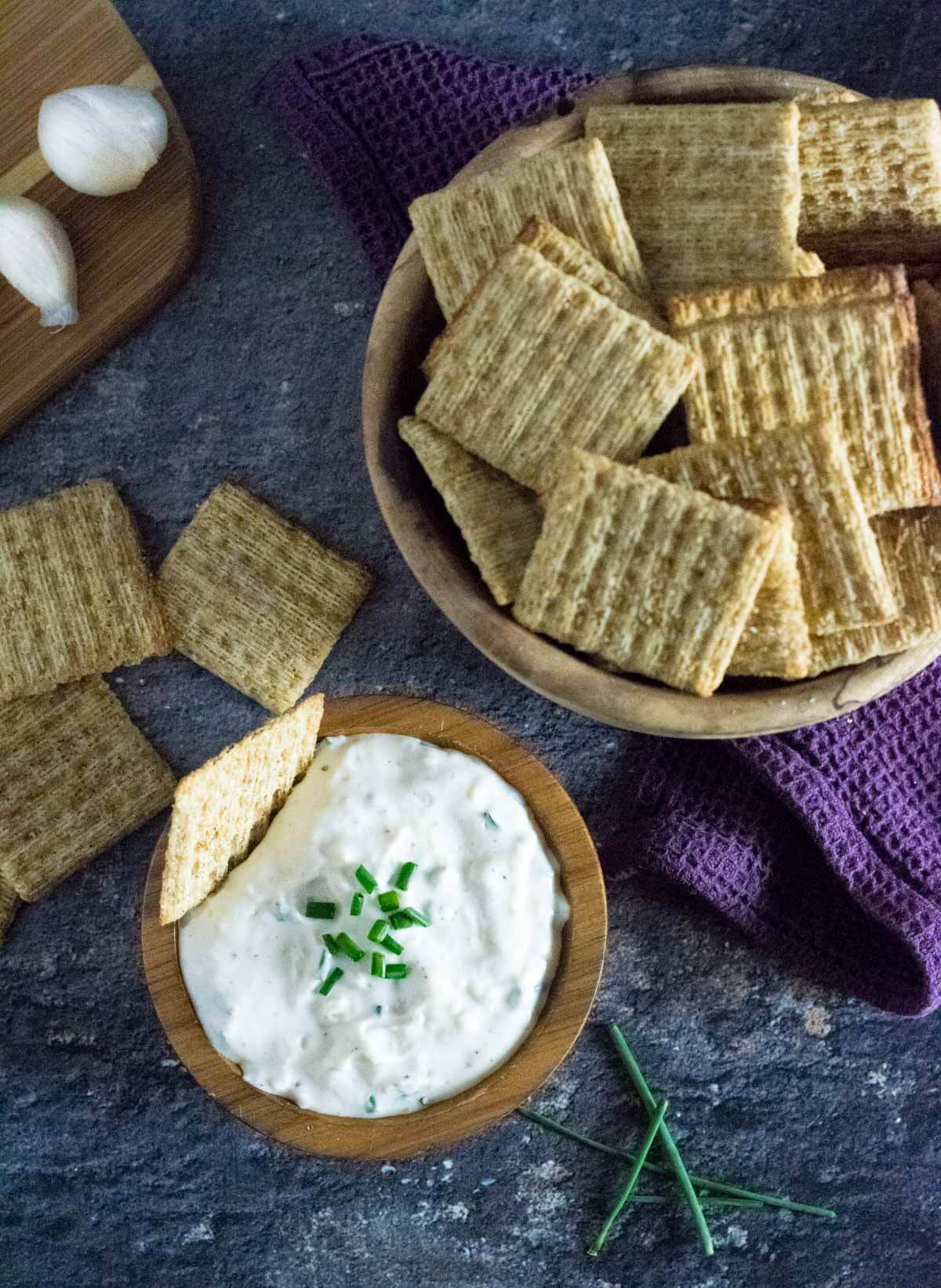 Roasted garlic dip served with crackers.