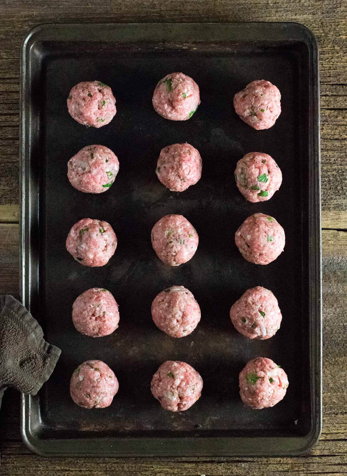 Forming raw meatballs without eggs.