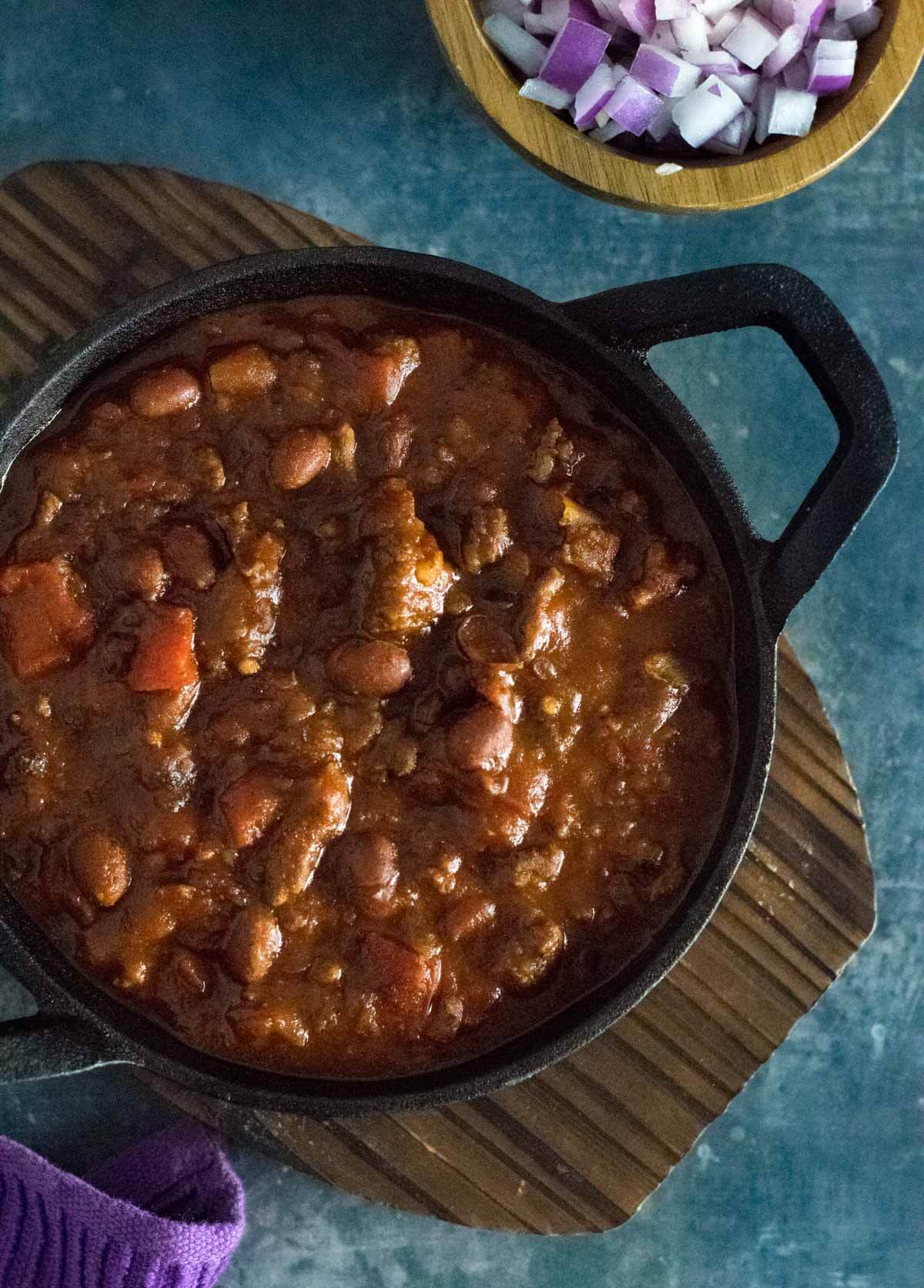 Making a pot of chili with beef and chorizo.