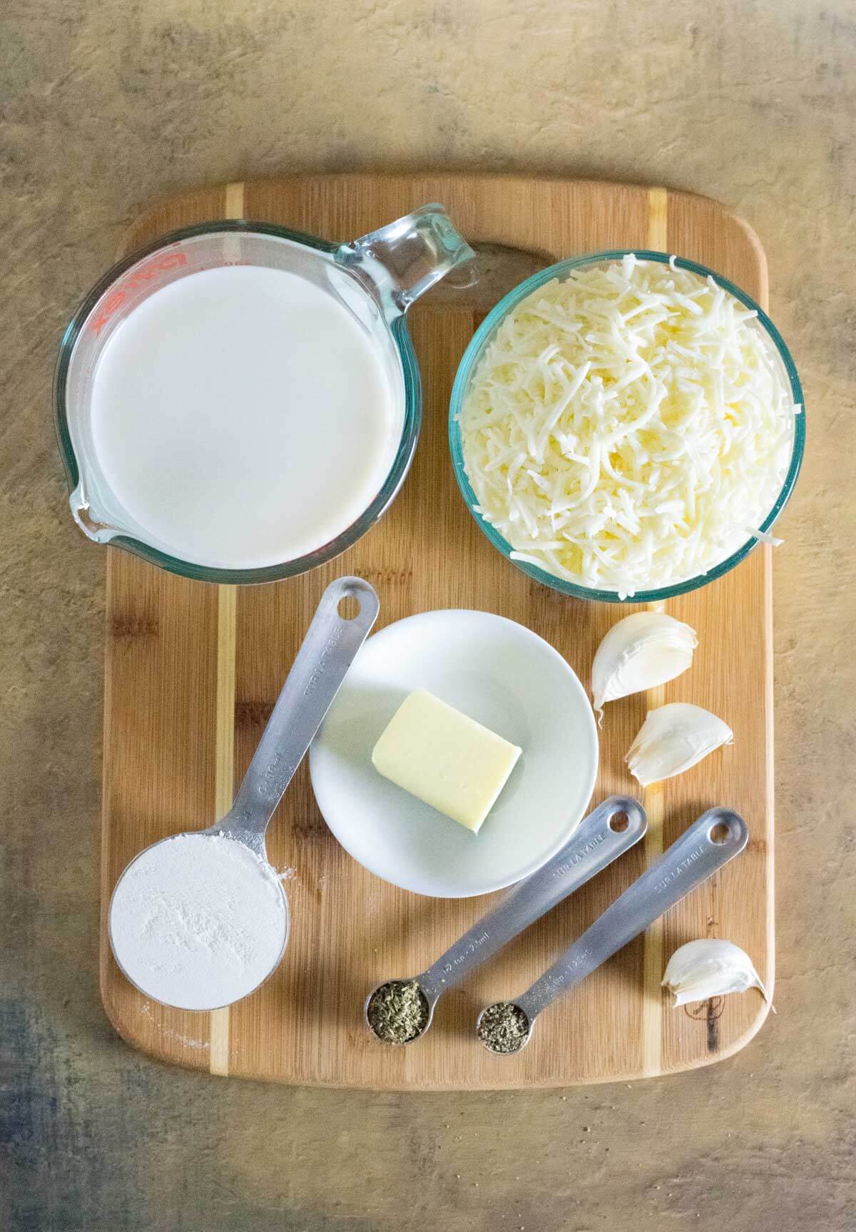 Showing ingredients for Alfredo sauce without Parmesan cheese.