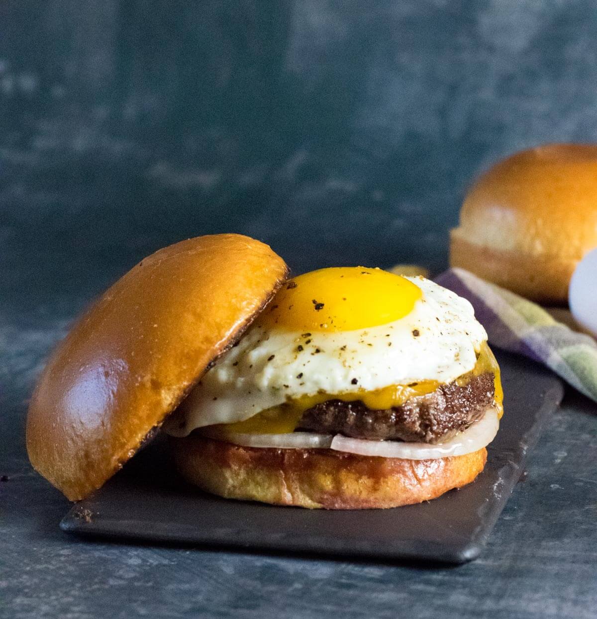 Serving a fried egg burger.