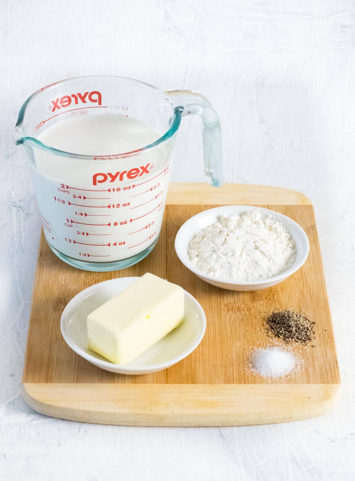 Showing white country gravy ingredients.
